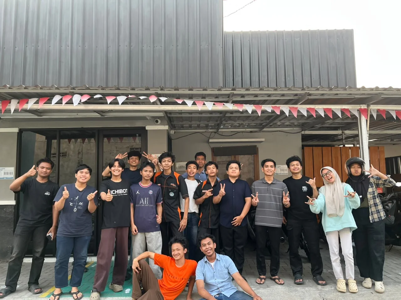Foto grup yang digunakan dalam portfolio Hilmy